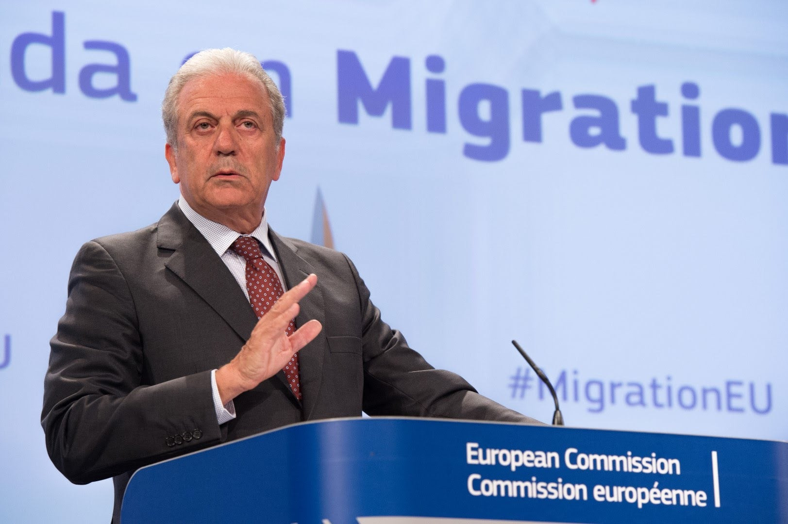 Αβραμόπουλος: Κυρώσεις σε Τσεχία, Ουγγαρία και Πολωνία για το μεταναστευτικό